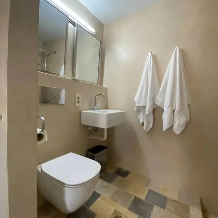 Kali Strata In Apartment